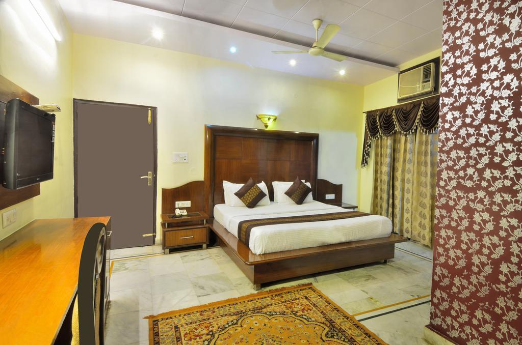 Hotel Roopa International อัมริตสา ภายนอก รูปภาพ
